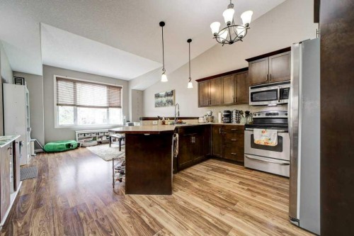121 Mt Sundance Crescent West, Lethbridge, AB - Indoor Photo Showing Kitchen