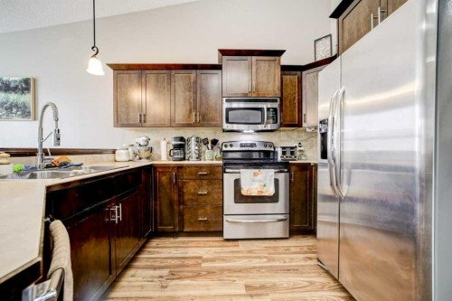 121 Mt Sundance Crescent West, Lethbridge, AB - Indoor Photo Showing Kitchen With Double Sink