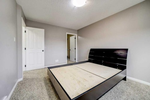 121 Mt Sundance Crescent West, Lethbridge, AB - Indoor Photo Showing Bedroom
