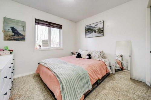 121 Mt Sundance Crescent West, Lethbridge, AB - Indoor Photo Showing Bedroom
