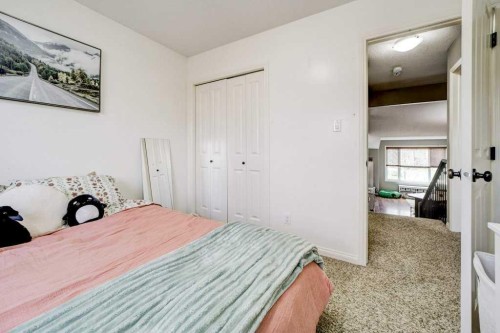 121 Mt Sundance Crescent West, Lethbridge, AB - Indoor Photo Showing Bedroom