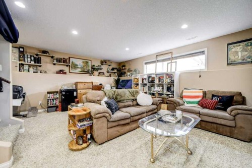 121 Mt Sundance Crescent West, Lethbridge, AB - Indoor Photo Showing Living Room