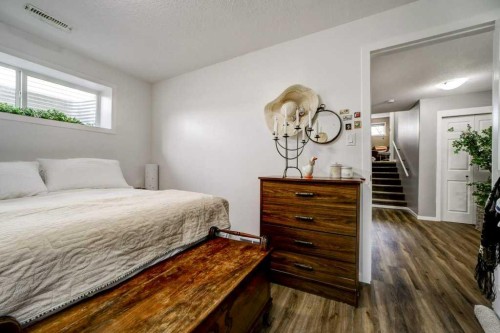 121 Mt Sundance Crescent West, Lethbridge, AB - Indoor Photo Showing Bedroom