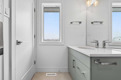 2537 16 Avenue, Coaldale, AB - Indoor Photo Showing Bathroom