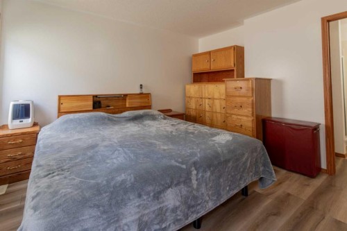 1118 25 Avenue, Coaldale, AB - Indoor Photo Showing Bedroom