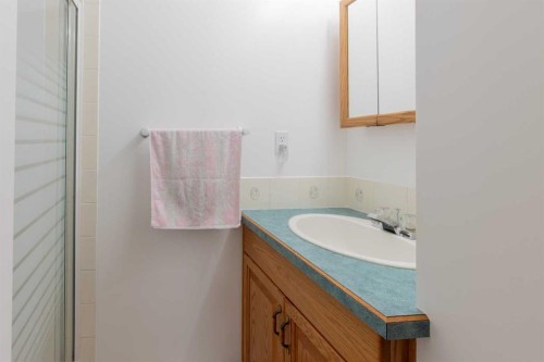 1118 25 Avenue, Coaldale, AB - Indoor Photo Showing Bathroom