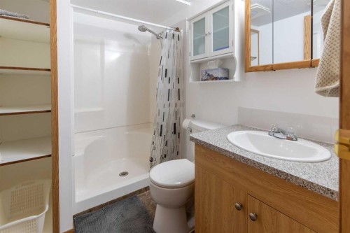 1118 25 Avenue, Coaldale, AB - Indoor Photo Showing Bathroom