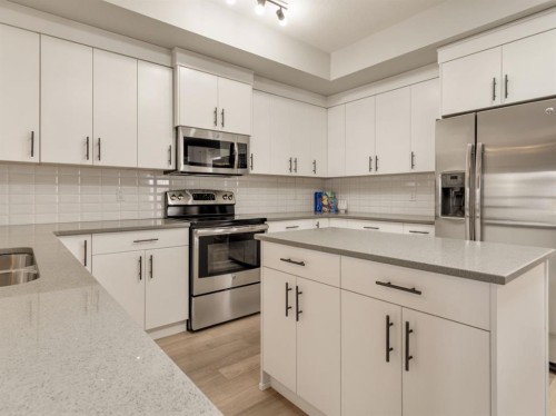 502 Devonia Road West, Lethbridge, AB - Indoor Photo Showing Kitchen