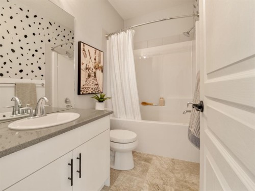 502 Devonia Road West, Lethbridge, AB - Indoor Photo Showing Bathroom