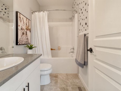 502 Devonia Road West, Lethbridge, AB - Indoor Photo Showing Bathroom