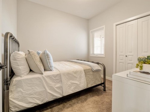 502 Devonia Road West, Lethbridge, AB - Indoor Photo Showing Bedroom