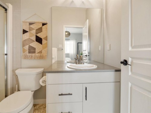 502 Devonia Road West, Lethbridge, AB - Indoor Photo Showing Bathroom