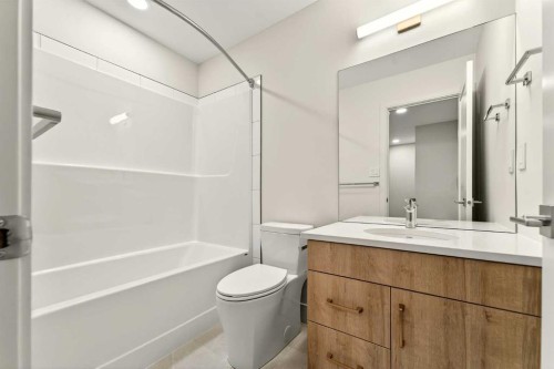 2541 16 Avenue North, Coaldale, AB - Indoor Photo Showing Bathroom