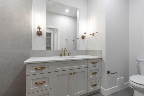 550 Malahat Green West, Lethbridge, AB - Indoor Photo Showing Bathroom