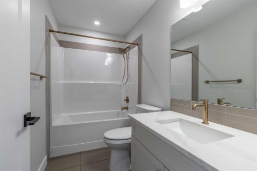 550 Malahat Green West, Lethbridge, AB - Indoor Photo Showing Bathroom