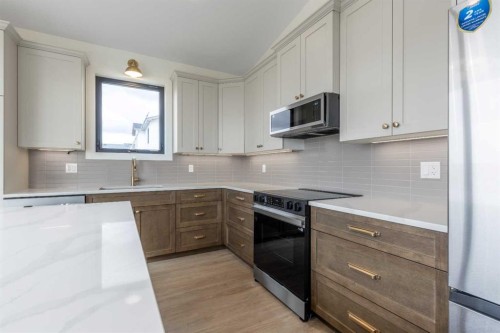 550 Malahat Green West, Lethbridge, AB - Indoor Photo Showing Kitchen With Upgraded Kitchen