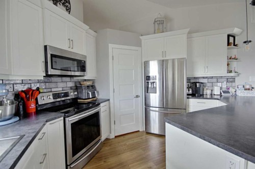 807 Sunset Place, Picture Butte, AB - Indoor Photo Showing Kitchen With Upgraded Kitchen