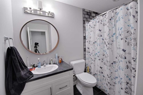 807 Sunset Place, Picture Butte, AB - Indoor Photo Showing Bathroom