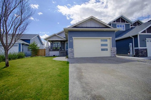 807 Sunset Place, Picture Butte, AB - Outdoor With Facade