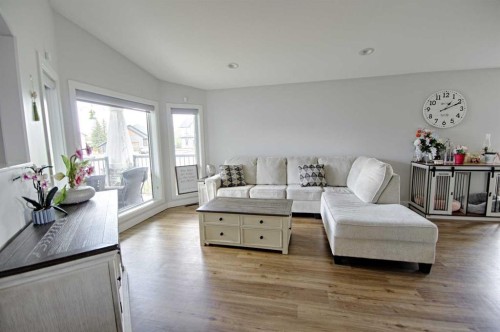 807 Sunset Place, Picture Butte, AB - Indoor Photo Showing Living Room