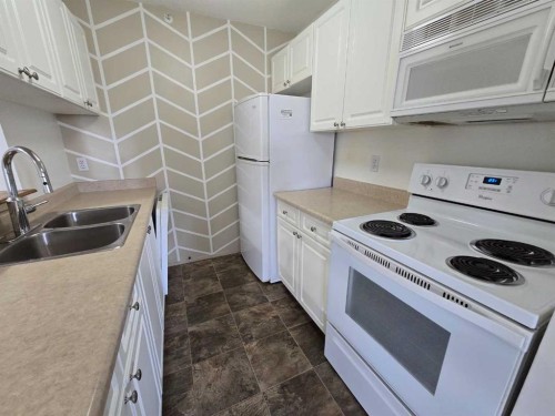 312-485 Red Crow Boulevard West, Lethbridge, AB - Indoor Photo Showing Kitchen With Double Sink