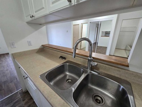 312-485 Red Crow Boulevard West, Lethbridge, AB - Indoor Photo Showing Kitchen With Double Sink