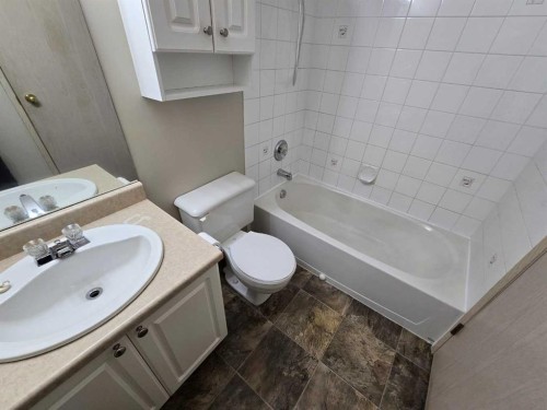 312-485 Red Crow Boulevard West, Lethbridge, AB - Indoor Photo Showing Bathroom