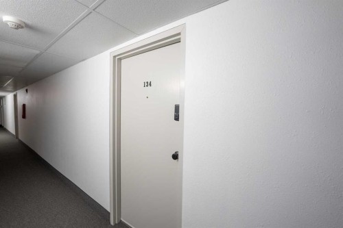 134-1237 4 Avenue South, Lethbridge, AB - Indoor Photo Showing Other Room