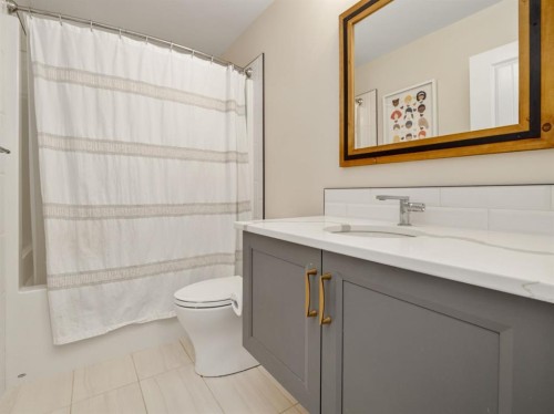 653 Aquitania Boulevard West, Lethbridge, AB - Indoor Photo Showing Bathroom