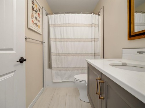 653 Aquitania Boulevard West, Lethbridge, AB - Indoor Photo Showing Bathroom