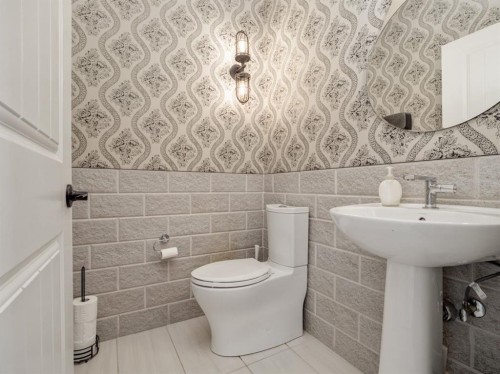 653 Aquitania Boulevard West, Lethbridge, AB - Indoor Photo Showing Bathroom