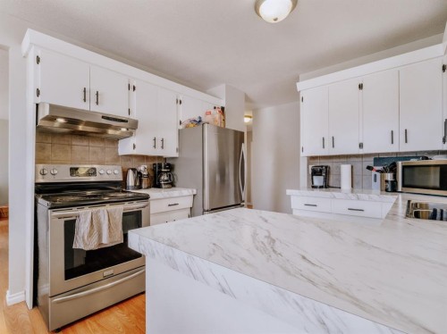 5007-62Nd Ave, Taber, AB - Indoor Photo Showing Kitchen