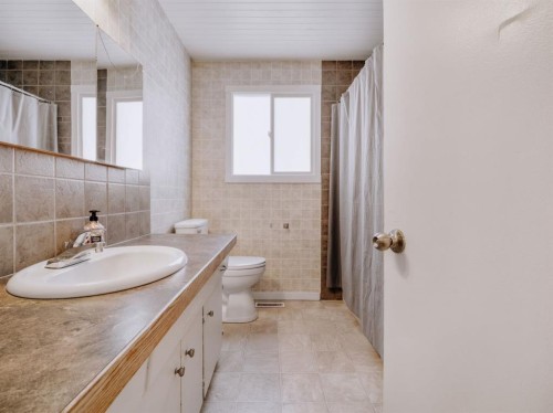 5007-62Nd Ave, Taber, AB - Indoor Photo Showing Bathroom