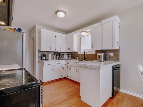 5007-62Nd Ave, Taber, AB - Indoor Photo Showing Kitchen