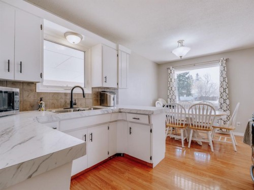 5007-62Nd Ave, Taber, AB - Indoor Photo Showing Kitchen With Double Sink