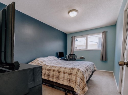 5007-62Nd Ave, Taber, AB - Indoor Photo Showing Bedroom