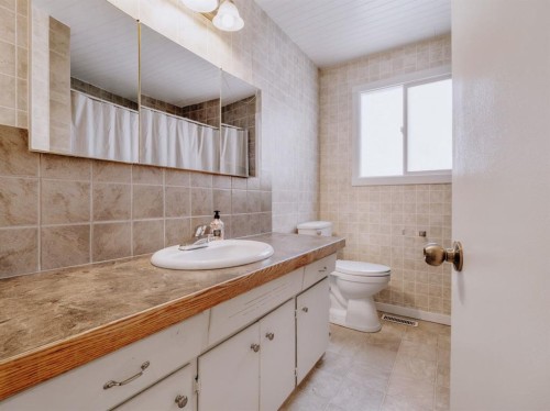 5007-62Nd Ave, Taber, AB - Indoor Photo Showing Bathroom