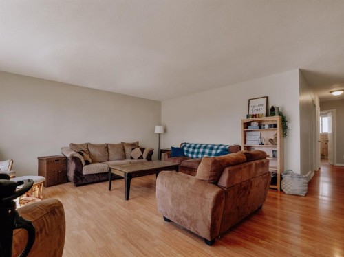 5007-62Nd Ave, Taber, AB - Indoor Photo Showing Living Room
