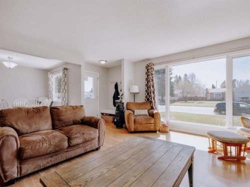 5007-62Nd Ave, Taber, AB - Indoor Photo Showing Living Room