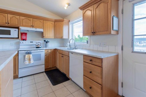 241 N 250 E, Raymond, AB - Indoor Photo Showing Kitchen