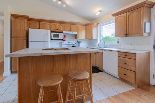 241 N 250 E, Raymond, AB - Indoor Photo Showing Kitchen