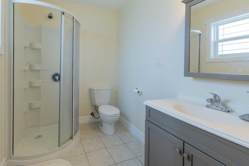 241 N 250 E, Raymond, AB - Indoor Photo Showing Bathroom