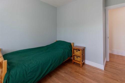 241 N 250 E, Raymond, AB - Indoor Photo Showing Bedroom