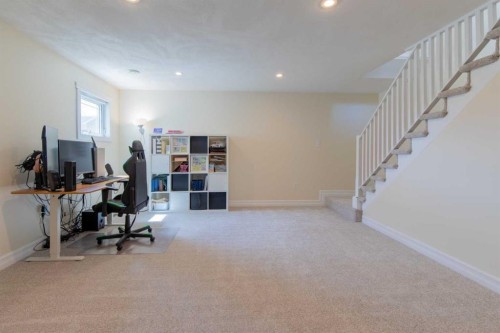 241 N 250 E, Raymond, AB - Indoor Photo Showing Office