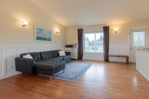 241 N 250 E, Raymond, AB - Indoor Photo Showing Living Room
