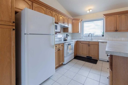 241 N 250 E, Raymond, AB - Indoor Photo Showing Kitchen