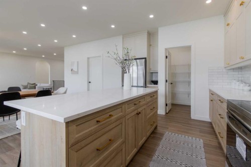 306 Bridge Crossing Close, Raymond, AB - Indoor Photo Showing Kitchen With Upgraded Kitchen