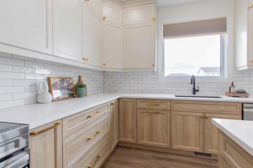 306 Bridge Crossing Close, Raymond, AB - Indoor Photo Showing Kitchen With Upgraded Kitchen