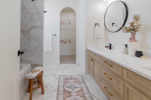 306 Bridge Crossing Close, Raymond, AB - Indoor Photo Showing Bathroom