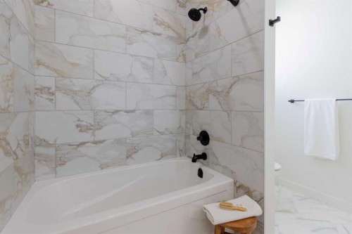 306 Bridge Crossing Close, Raymond, AB - Indoor Photo Showing Bathroom